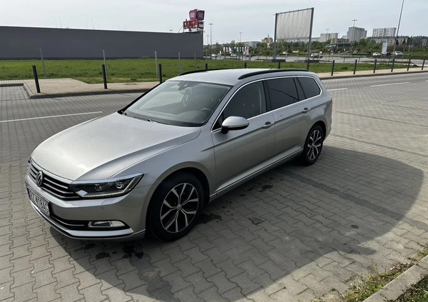 Volkswagen Passat cena 49900 przebieg: 184000, rok produkcji 2015 z Sanok małe 92